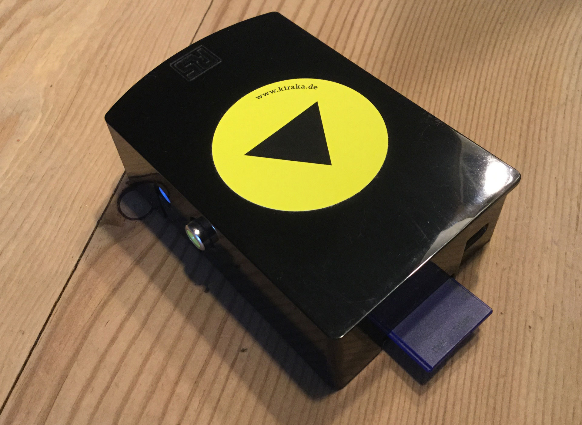 Raspberry Pi im schwarzen Gehäuse mit KiRaKa-Aufkleber